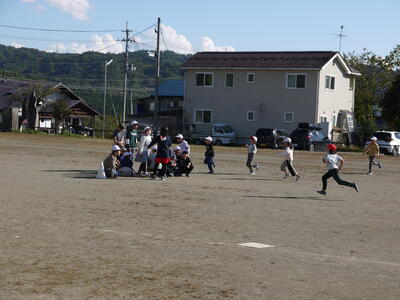 ◎上級生が下級生に「こっちだよ」、「みんなで集まろう」と呼びかけていました。