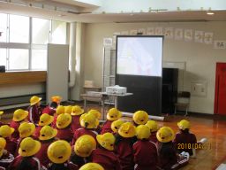 ビデオで交通ルールを学習しているところ