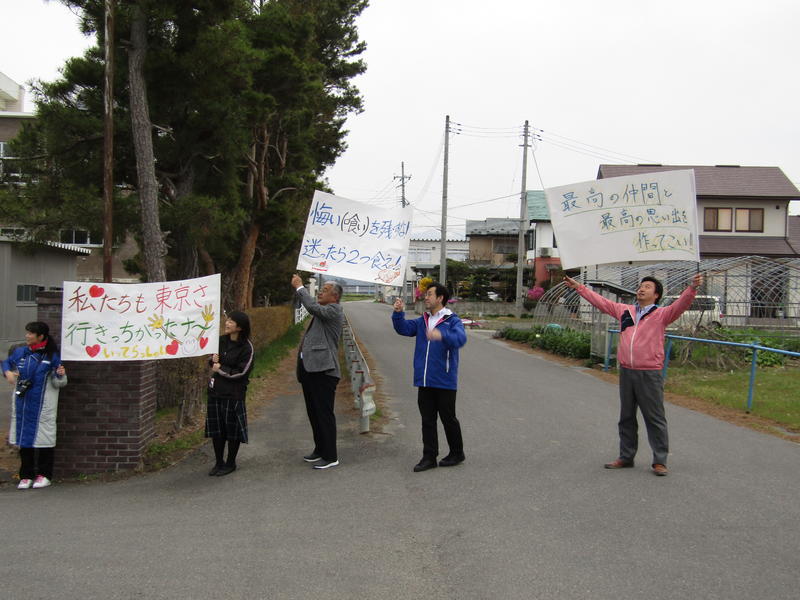 横断幕に思いを込めて職員が見送りをしました！