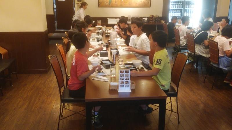 おいしい夕食。みんなで牛タンを堪能。