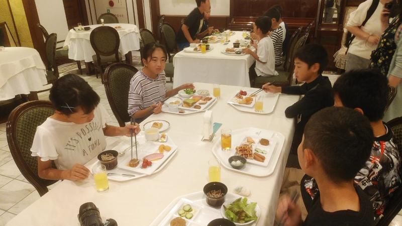 ２日目朝。元気に朝食を食べました。