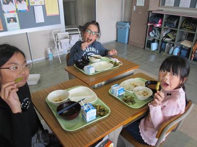 給食の時間に食べました