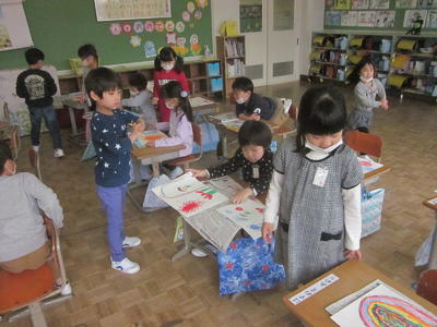 みんなで友達のよさを見つけます